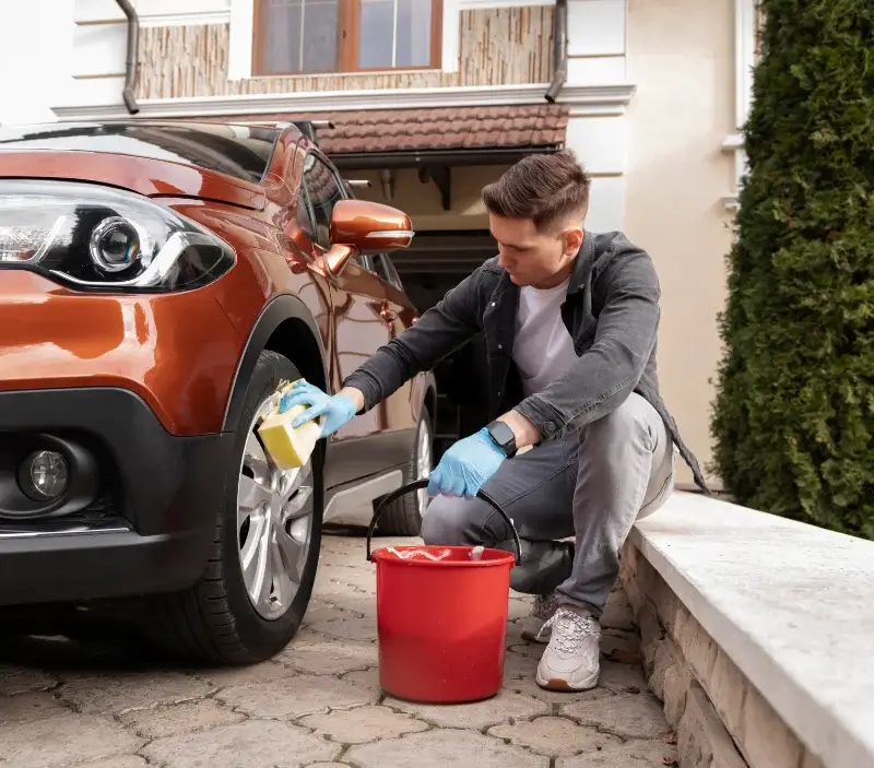 Lavage auto à domicile Saint-Lon-les-Mines : professionnel intervenant sur un véhicule